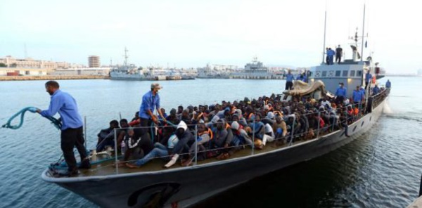 Une femme accouche dans une pirogue de migrants